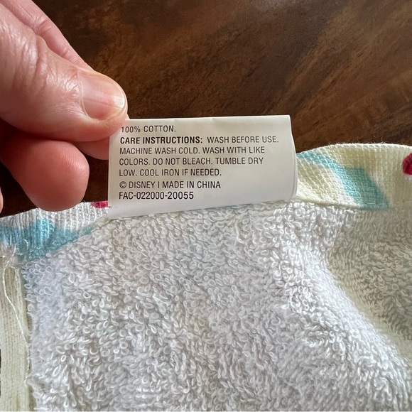 NWT Disney Mickey & Minnie Mouse Cherry Hand Towels Set of 2 - Picture 5 of 6